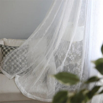 Skir gardin med broderat blommotiv