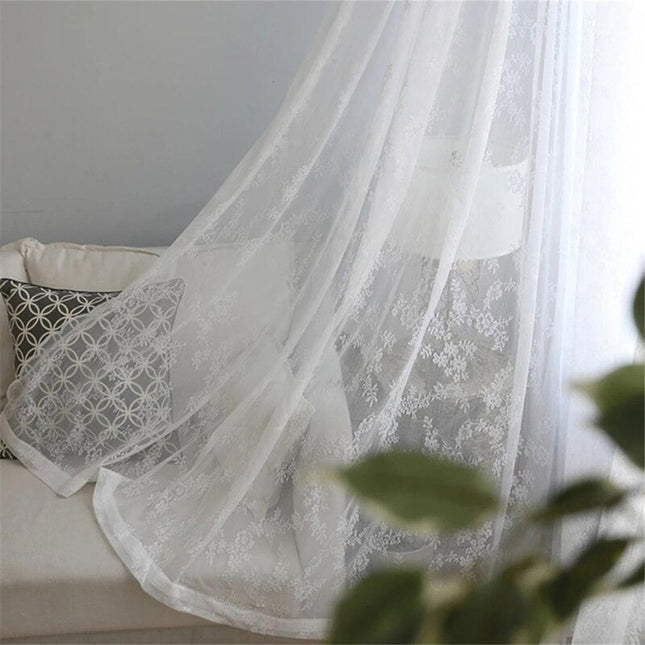 Skir gardin med broderat blommotiv