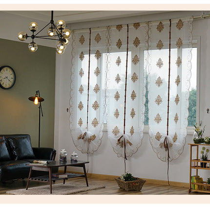 Tunn hissgardin med broderat mönster