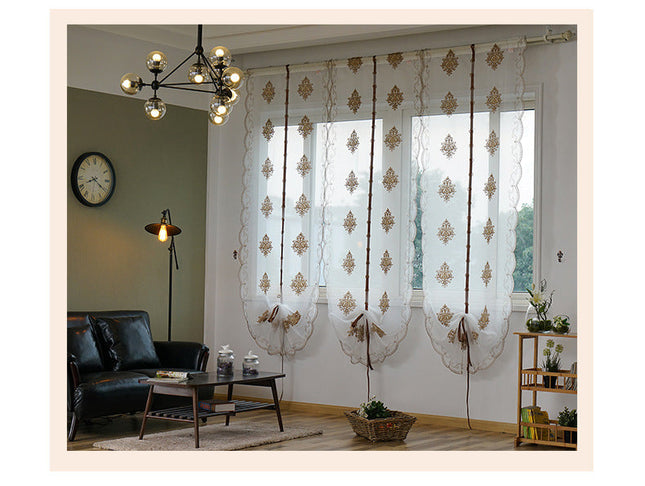 Tunn hissgardin med broderat mönster