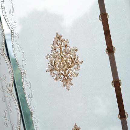 Tunn hissgardin med broderat mönster