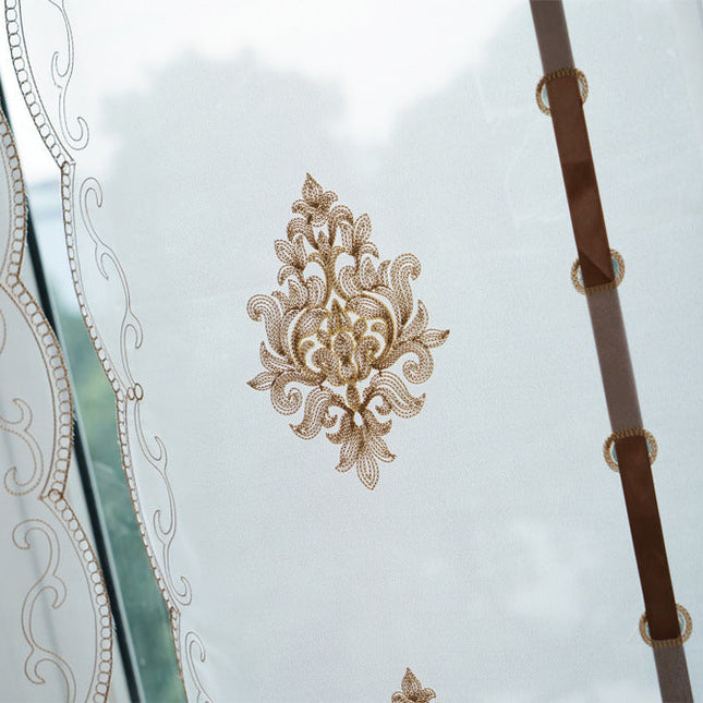 Tunn hissgardin med broderat mönster