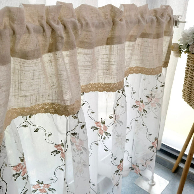 Cafégardin i lantlig stil med blommor