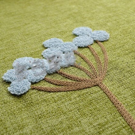 Anisgrön mörkläggningsgardin med broderi.