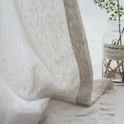 Tunn gardin med naturlig linnekänsla