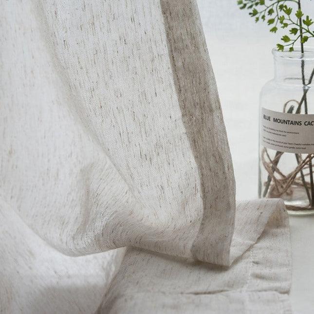 Tunn gardin med naturlig linnekänsla