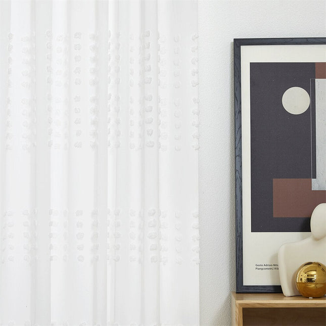 Vit gardin med vävd pom-pom-textur