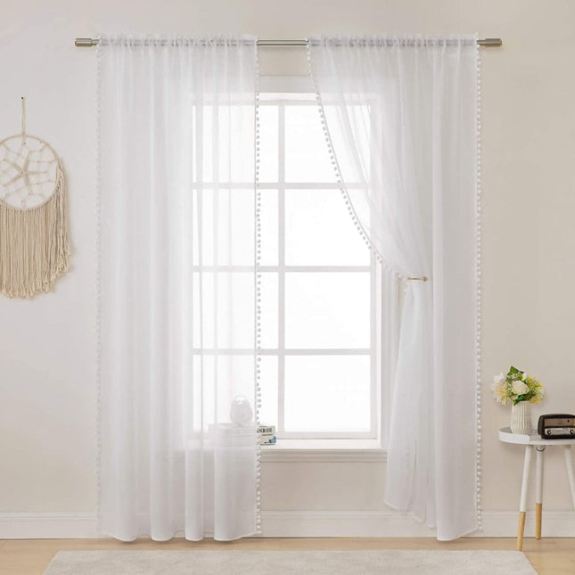 Vit tunn gardin med pom-poms