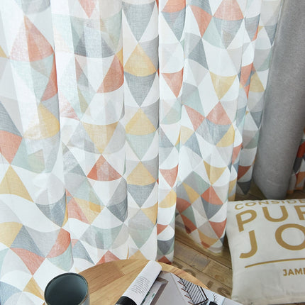 Tunn gardin med färgglada trianglar