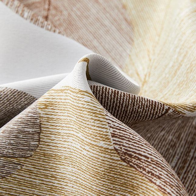 Mörkläggningsgardin med brunt lövmönster