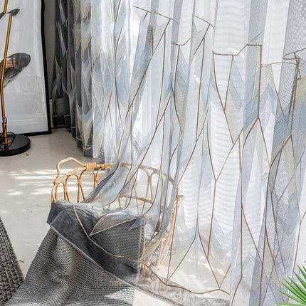 Tunn gardin med broderat mönster