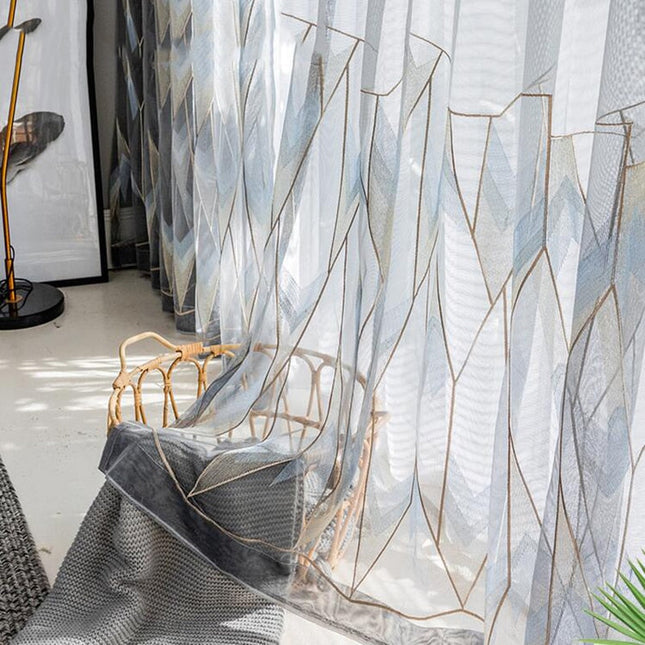 Tunn gardin med broderat mönster