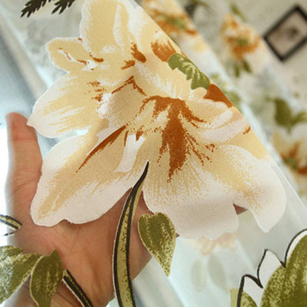 Tunn gardin med stort blommönster