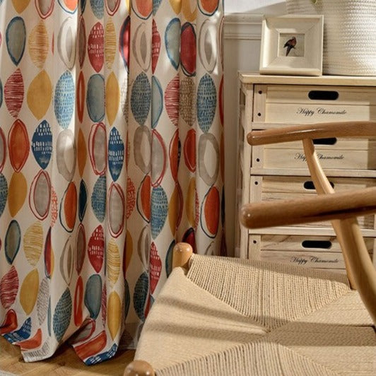 Färgglad gardin med abstrakt modernt mönster.