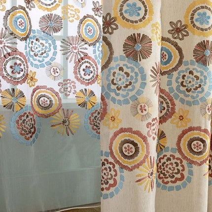 Tunn gardin med bohemiskt broderi