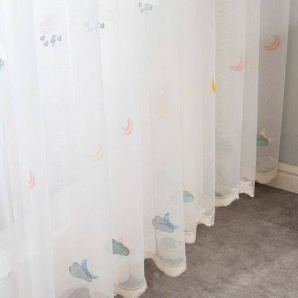 Broderad tunn gardin för barnrummet