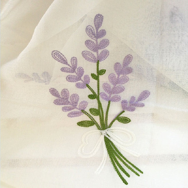 Tunn gardin med broderad lavendel