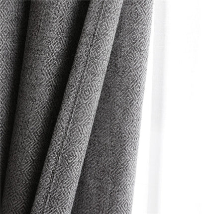 Grå mönstrad gardin med struktur