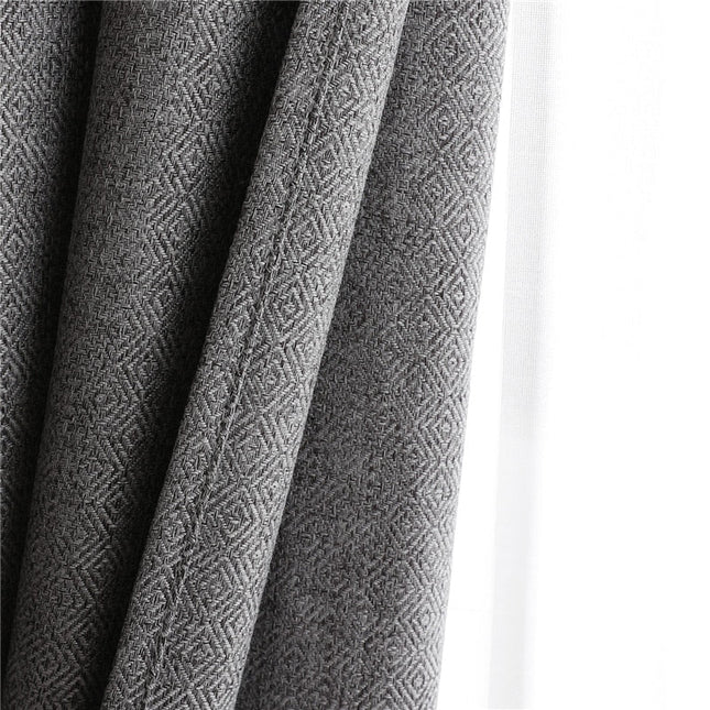 Grå mönstrad gardin med struktur