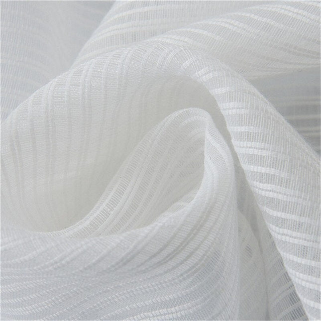 Vit voilegardin med vävd struktur