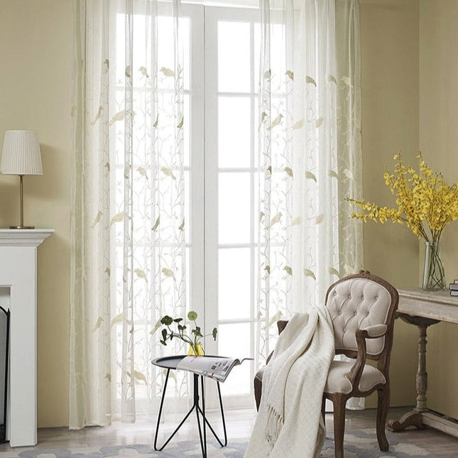 Tunn gardin med fåglar på kvist