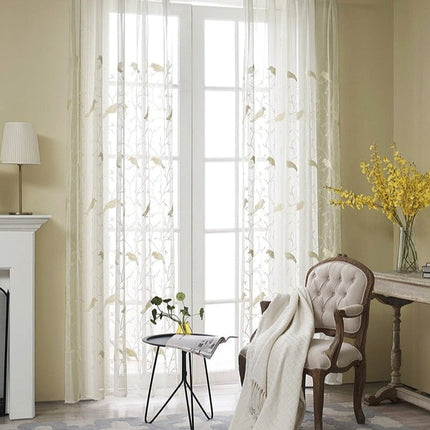 Tunn gardin med fåglar på kvist