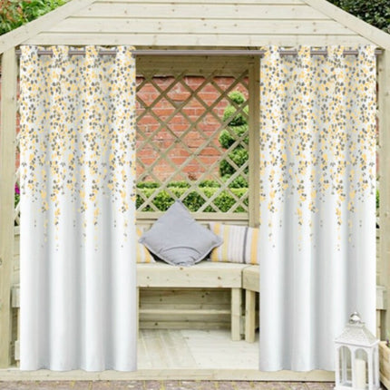 Gardin med mönster av fallande blommor