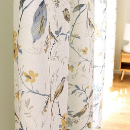 Tunn gardin med fåglar och blommor