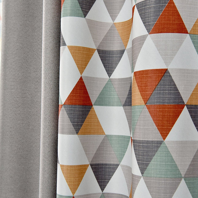Mörkläggningsgardin med färgglatt geometriskt mönster