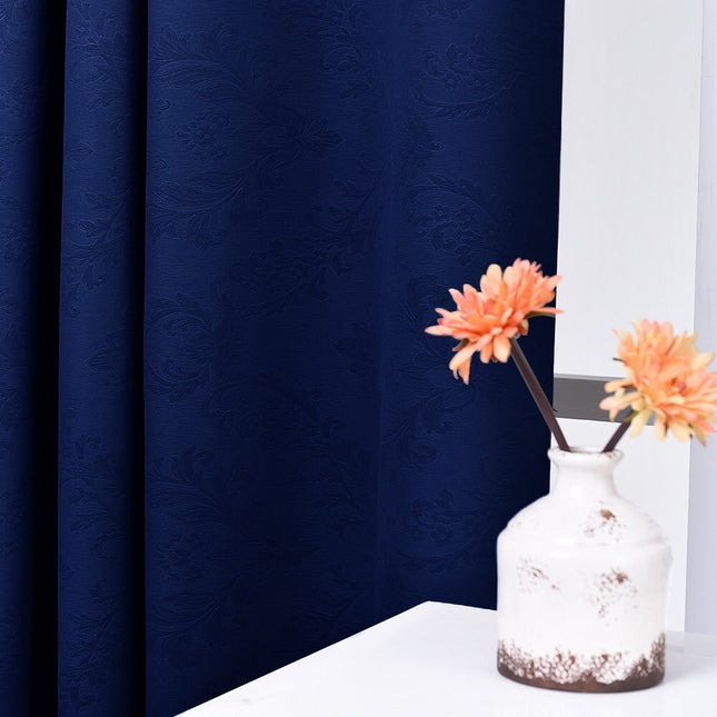 Mörkläggningsgardin med präglat damastmönster