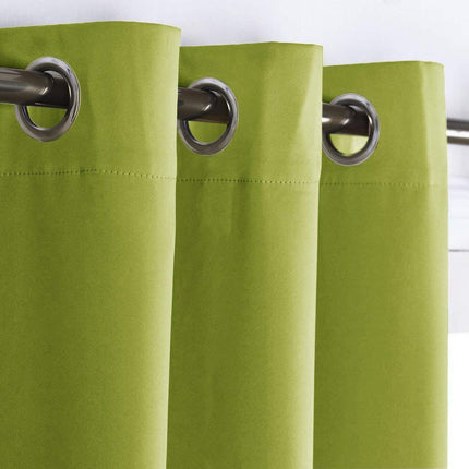 Enfärgad mörkläggningsgardin med moderna öljetter