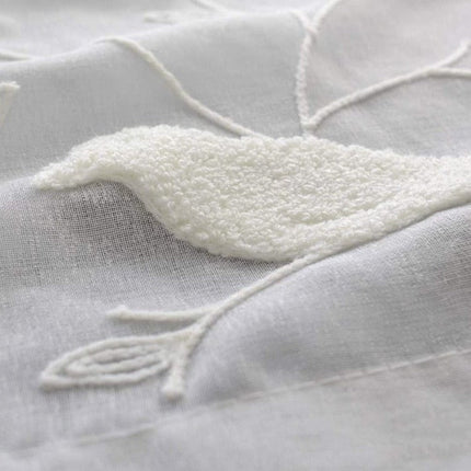 Tunn gardin med fåglar på kvist