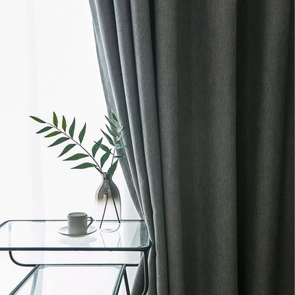 Grå gardin med dekorativ rand