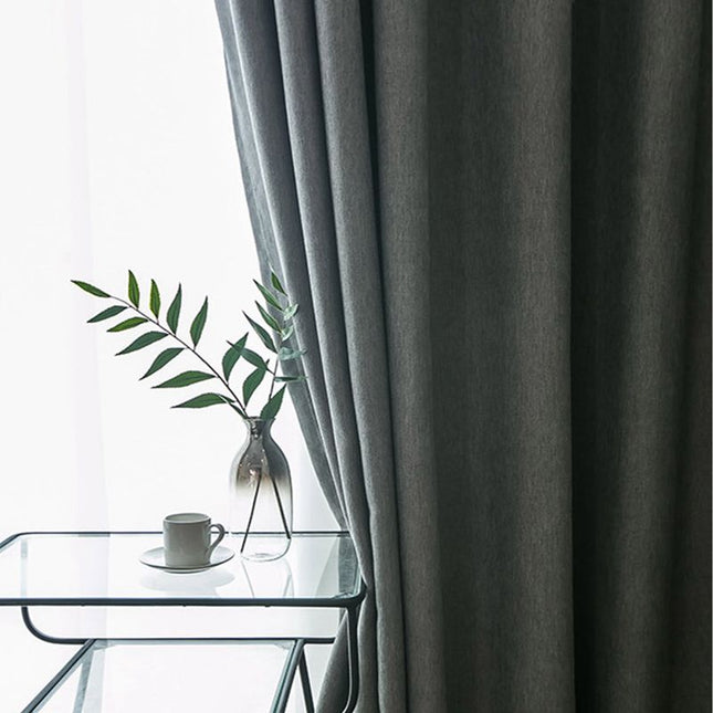 Grå gardin med dekorativ rand