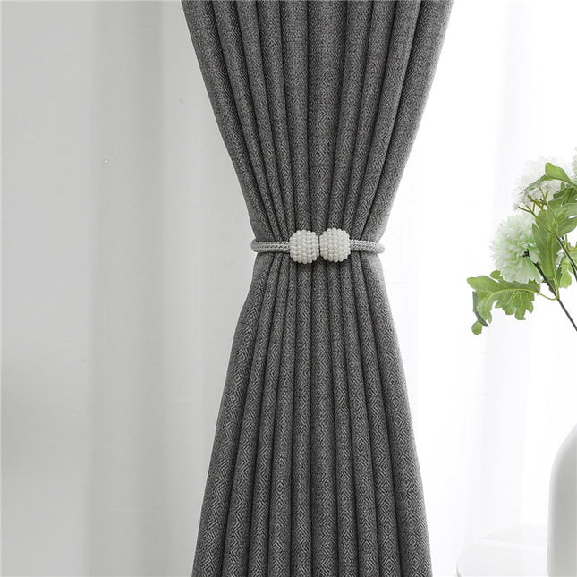 Grå mönstrad gardin med struktur