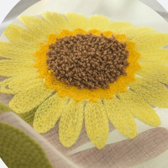 Tunn gardin med broderade solrosor