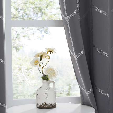 Mörkläggningsgardin med geometriskt silvermönster