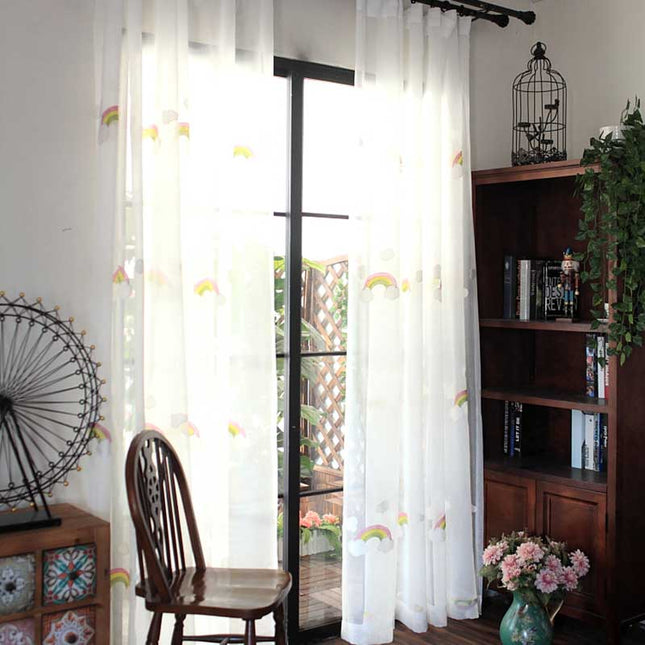 Barngardin med regnbågar och moln