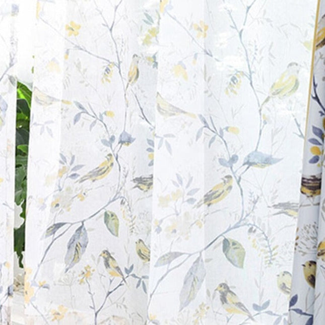 Tunn gardin med fåglar och blommor