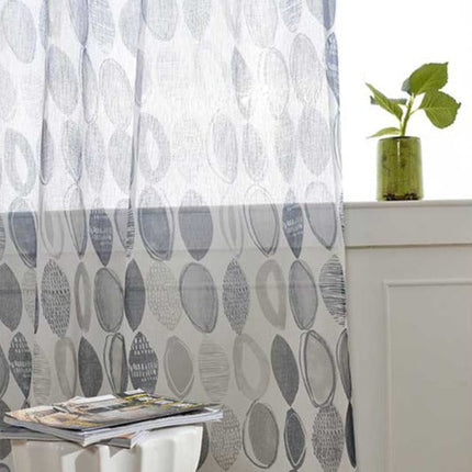 Tunn gardin med abstrakt grått mönster