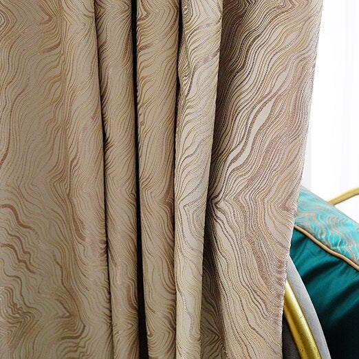 Beige mörkläggningsgardin med vågigt mönster