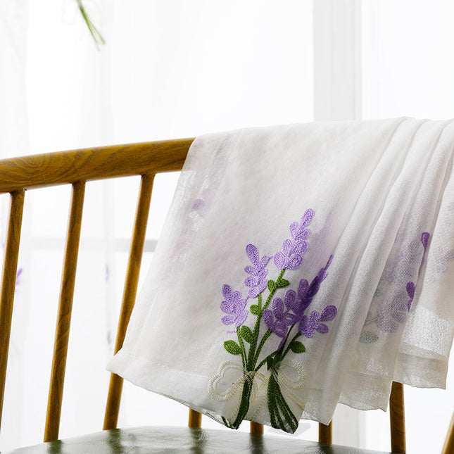 Tunn gardin med broderad lavendel