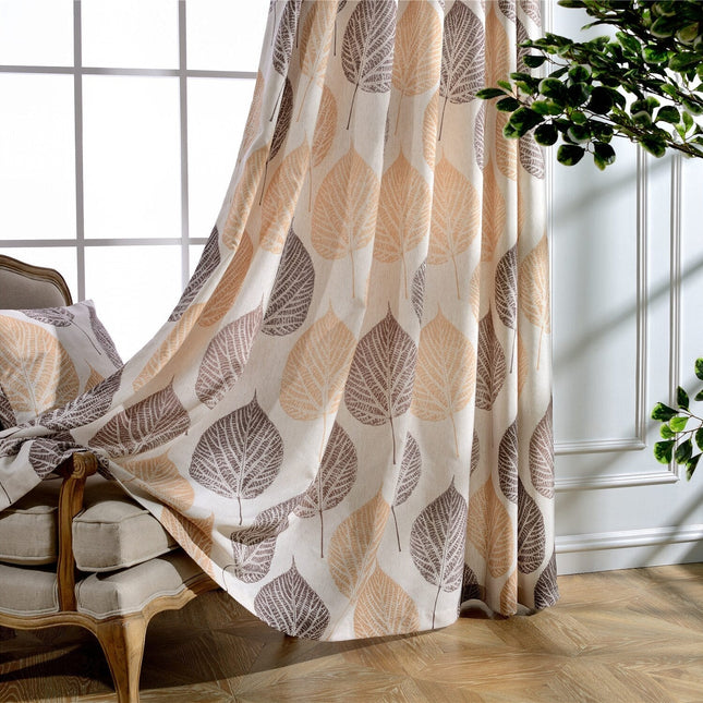 Gardin med stort lövmönster i jordnära färger