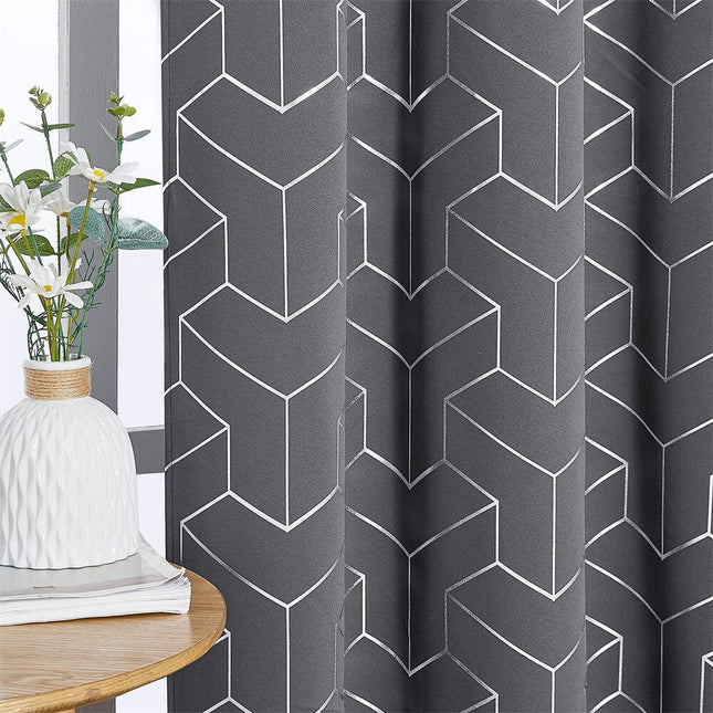Grå mörkläggningsgardin med geometriskt 3D-mönster