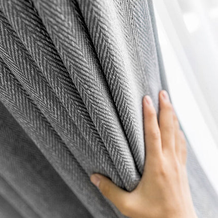 Mörkgrå mörkläggningsgardin Valego med fiskbensmönster