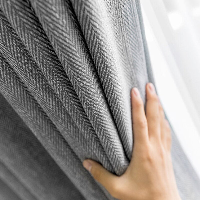 Mörkgrå mörkläggningsgardin Valego med fiskbensmönster