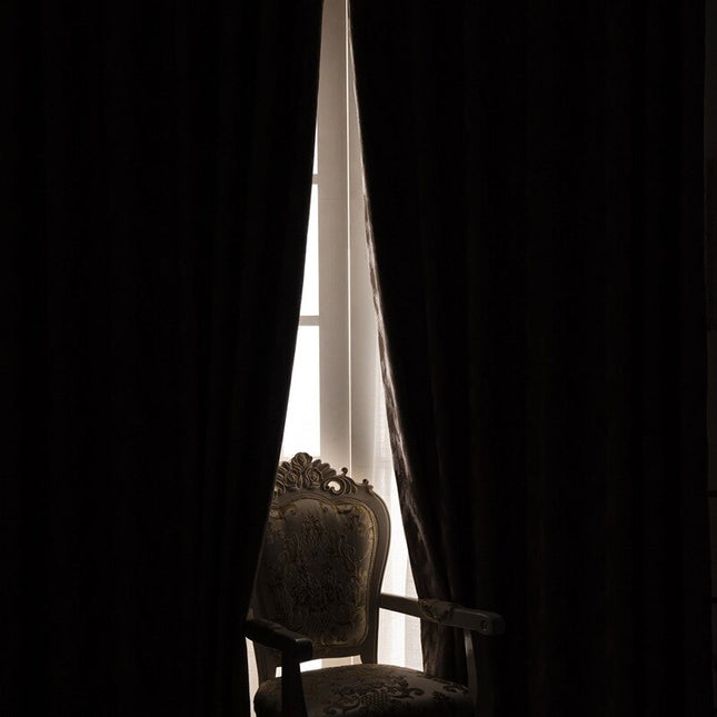 Taupe mörkläggningsgardin med abstrakt mönster