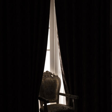 Mörkläggningsgardin gråbrun med abstrakt mönster