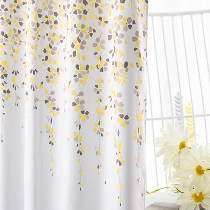 Gardin med mönster av fallande blommor