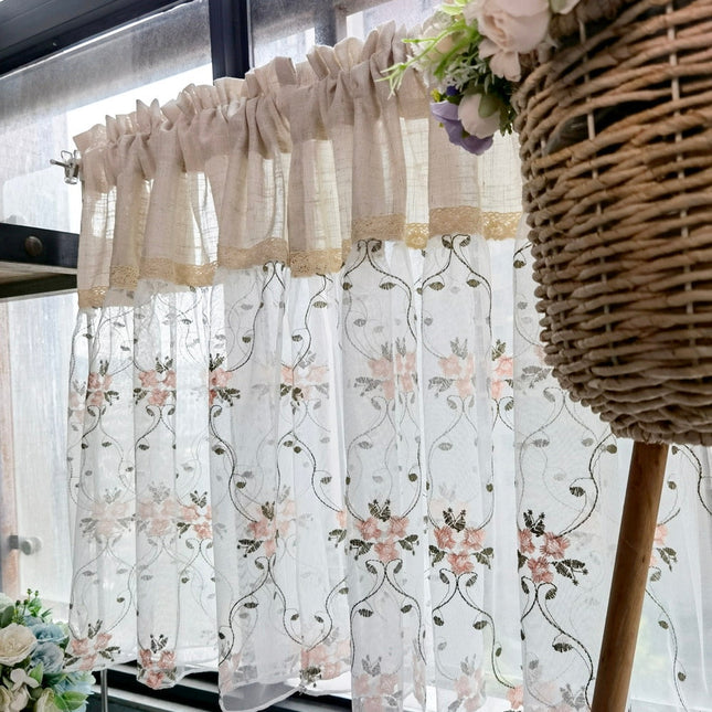 Cafégardin i lantlig stil med blommor